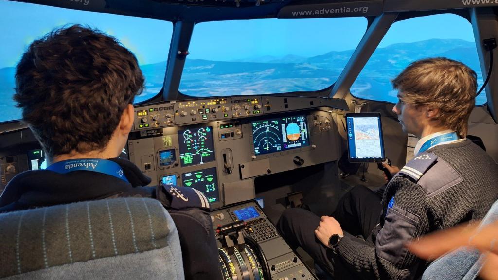 Dos jóvenes pilotos en una sesión en el simulador A320-MCC