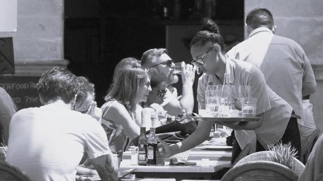 Una empleada de hostelería.