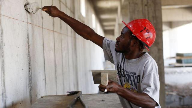 Un inmigrante trabajando en la construcción en una imagen de archivo.