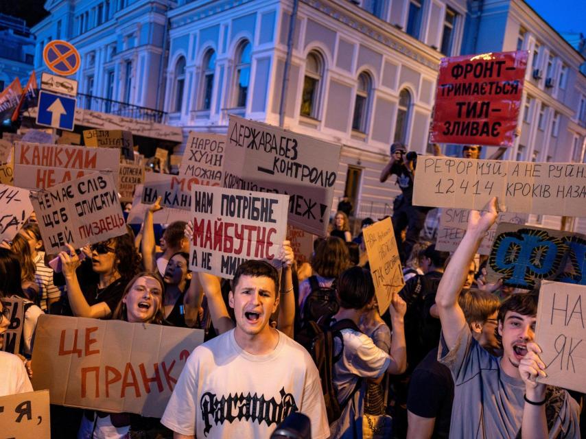 Miles de ucranianos protestan en Kiev contra el proyecto de ley que elimina la independencia de las dos agencias anticorrupción principales.