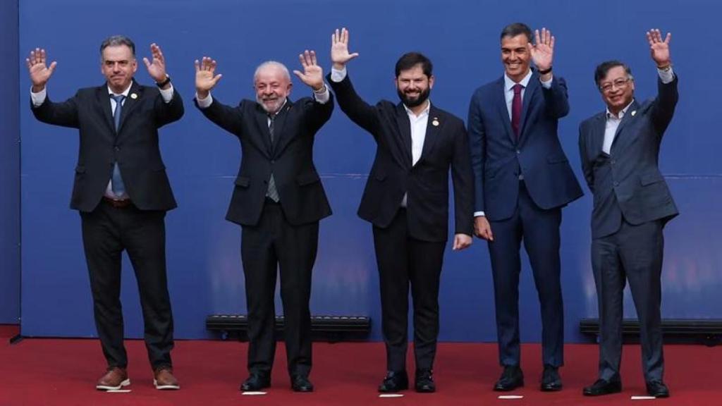 Los presidentes de Uruguay, Yamandú Orsi; Brasil, Luís Inacio Lula da Silva; Chile, Gabriel Boric; el presidente del Gobierno, Pedro Sánchez; y el presidente de Colombia, Gustavo Petro, en la cumbre Democracia siempre en Santiago de Chile, el pasado lunes.