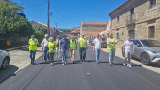 El presidente de la Diputación de Zamora, Javier Faúndez, junto a responsables provinciales, técnicos y representantes municipales, durante la visita a las obras de la travesía de Villardeciervos