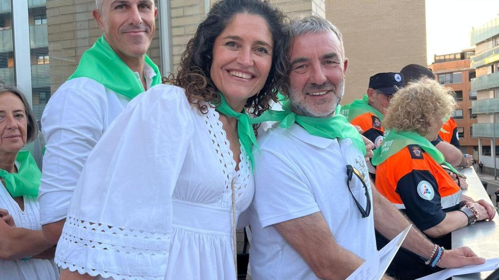 La alcaldesa, Elena Lacalle, junto a Óscar Palacín, uno de los pregoneros.
