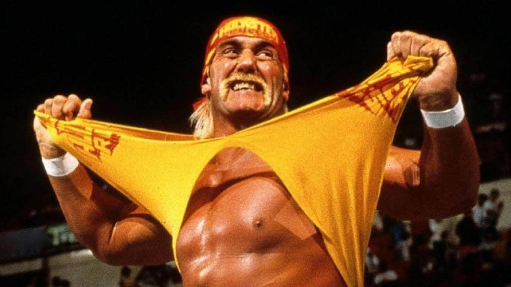 Hulk Hogan, en uno de sus combates haciendo su típico gesto rompiéndose la camiseta