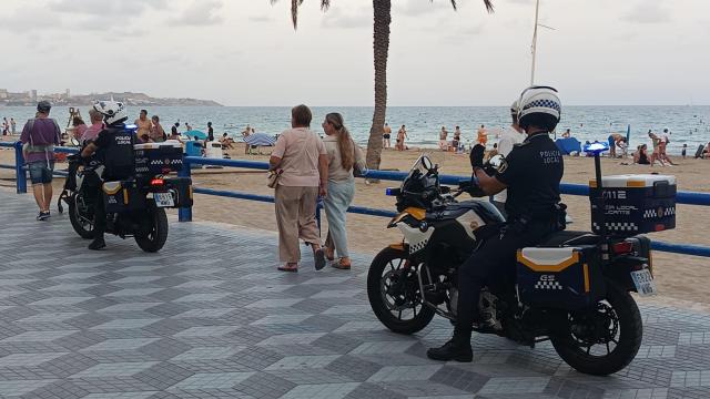 Los agentes de la Policía Local en la playa del Postiguet.