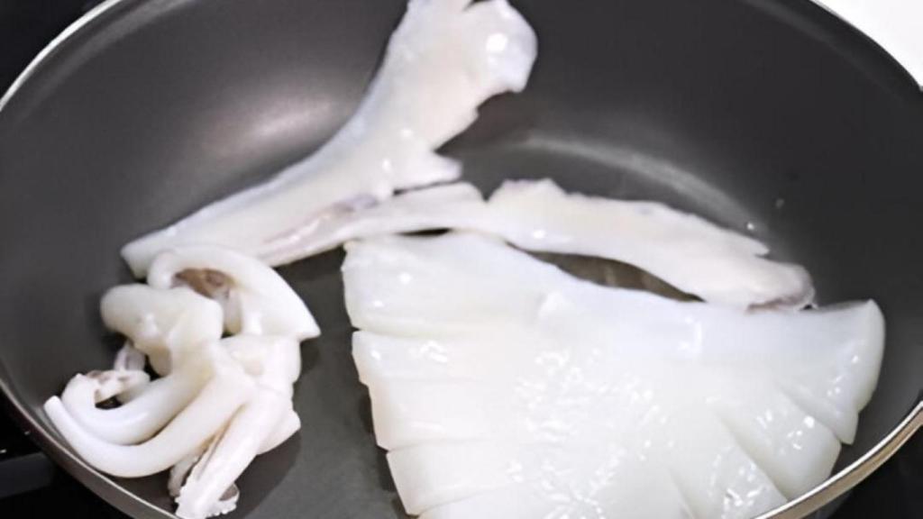 Sepia cocinándose en la sartén.