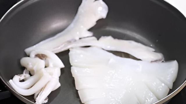 Sepia cocinándose en la sartén.