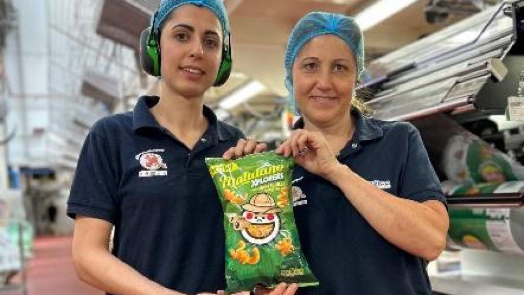 Trabajadoras de la fábrica de Matutano con una nueva gama de producto que celebra su 60 aniversario.