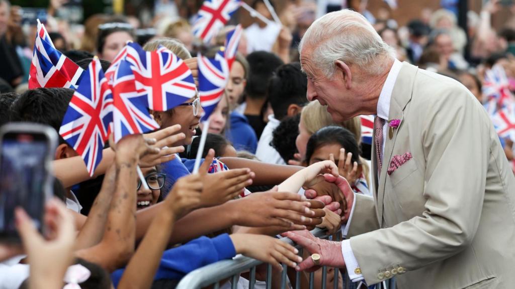 El rey Carlos III en un encuentro con los ciudadanos de Suffolk.