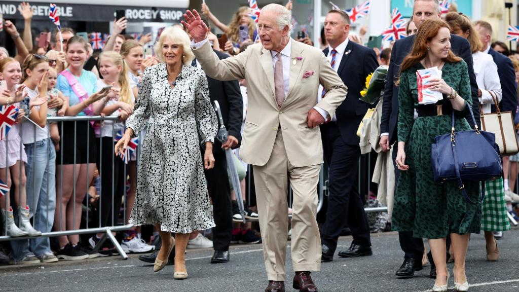 El rey Carlos III, acompañado de la reina Camila, en Suffolk.