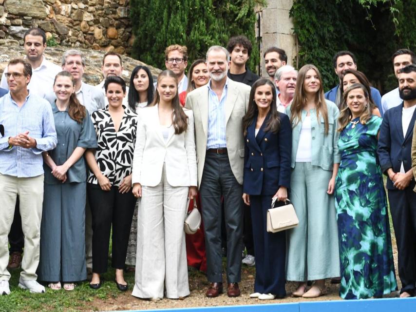 La Familia Real al completo con el consejo Asesor Joven de la Fundación Princesa de Girona.