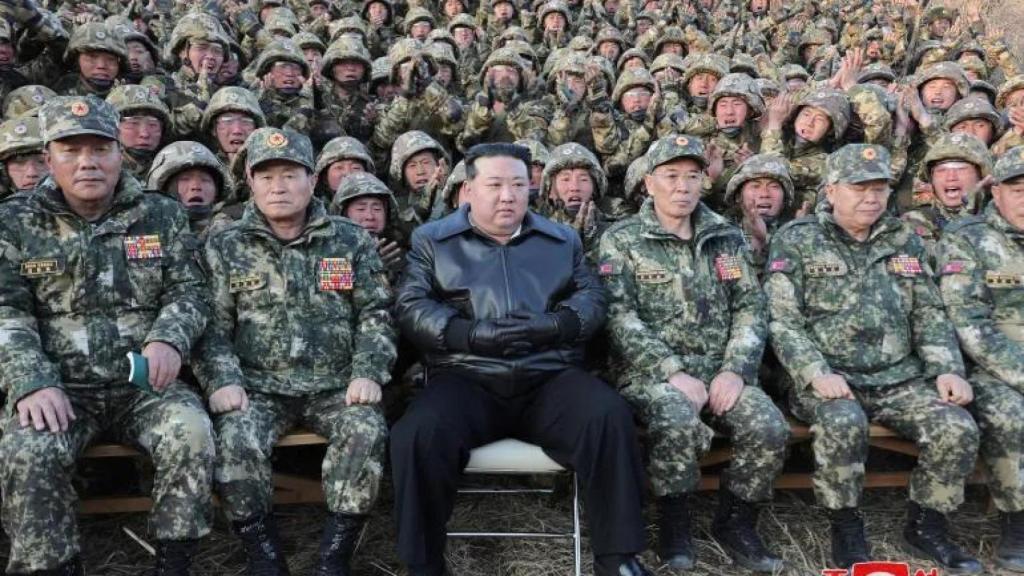 El líder norcoreano Kim Jong-un posa con sus tropas.