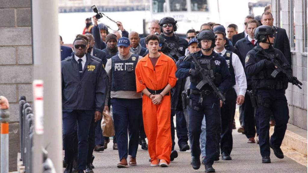 Luigi Mangioni es escoltado por la policía en Nueva York.