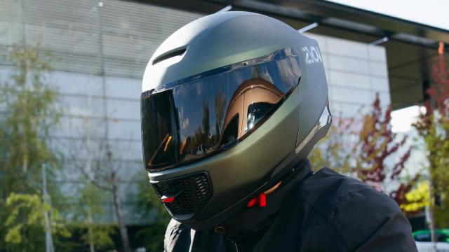 Una persona usando el casco Zyon.