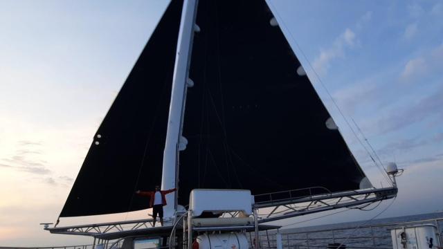 El mástil E-Mast de un yate.