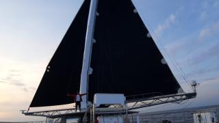 El mástil de un yate.