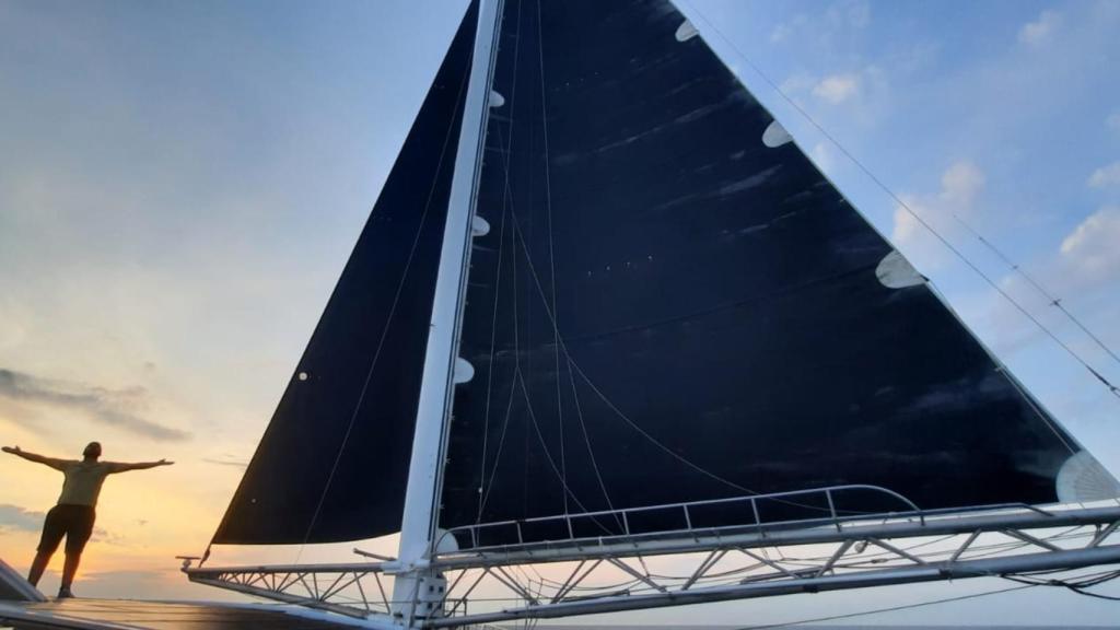 El mástil E-Mast de un yate.