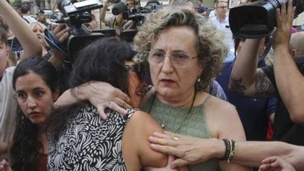 Paqui Granados abrazando a Juana Rivas el pasado martes durante el intento de entrega de Daniel.