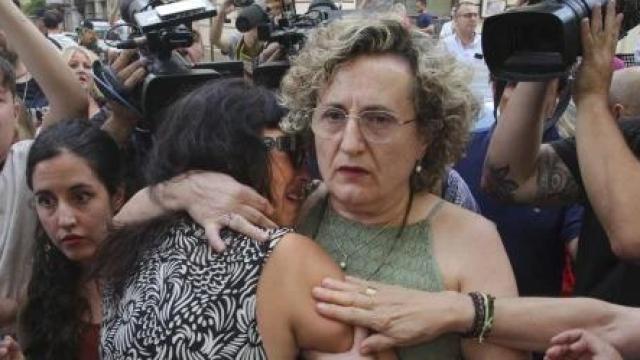 Paqui Granados abrazando a Juana Rivas el pasado martes durante el intento de entrega de Daniel.