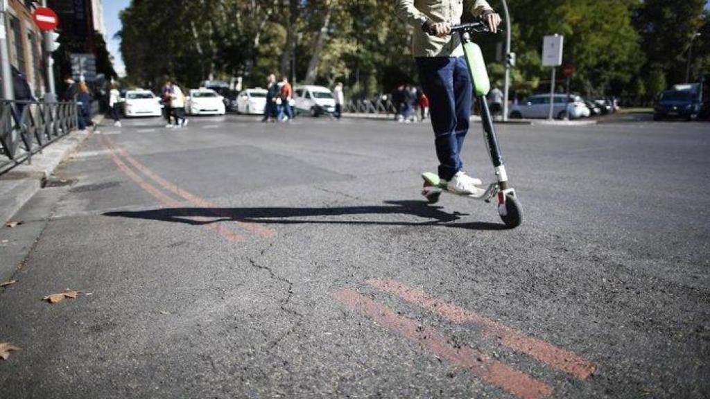Imagen de archivo de un patinete eléctrico