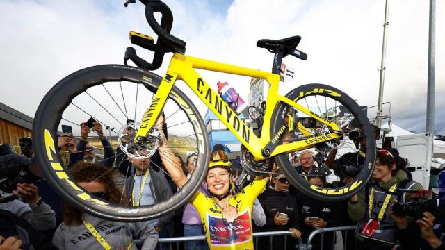 Katarzyna Niewiadoma celebra su victoria en el Tour de Francia Femmes avec Zwift.