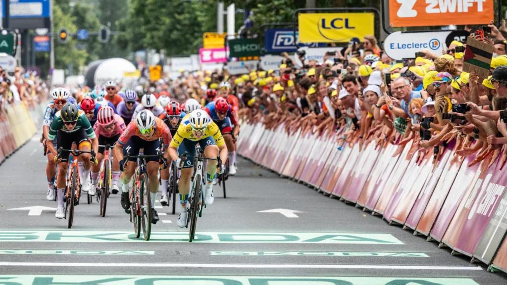 Charlotte Kool gana una etapa al sprint en el Tour de Francia femenino.