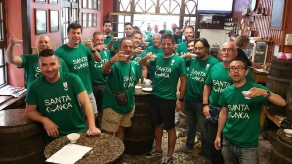 Participantes de Santa Cunca en el bar Sanín del Orzán