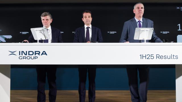 De izquierda a derecha: Miguel Forteza, director general financiero; Ángel Escribano, presidente, y José Vicente de los Mozos, consejero delegado de Indra Group, durante la presentación de resultados del primer semestre.