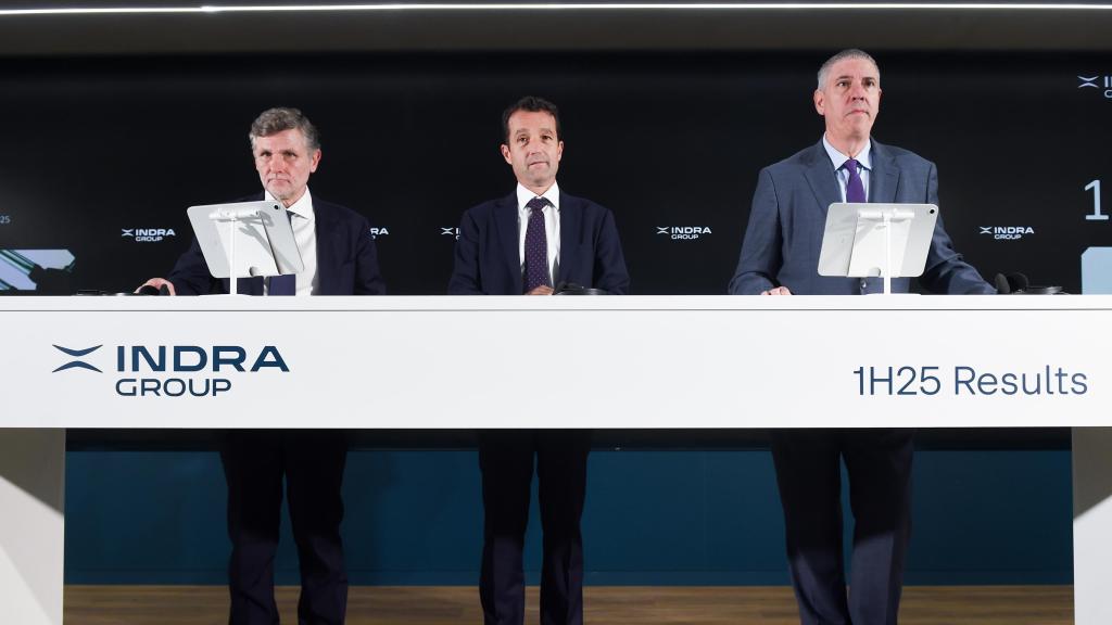 De izquierda a derecha: Miguel Forteza, director general financiero; Ángel Escribano, presidente, y José Vicente de los Mozos, consejero delegado de Indra Group, durante la presentación de resultados del primer semestre.