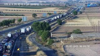 Imagen de una cámara de la DGT en la que se puede observar el corte de la autovía.