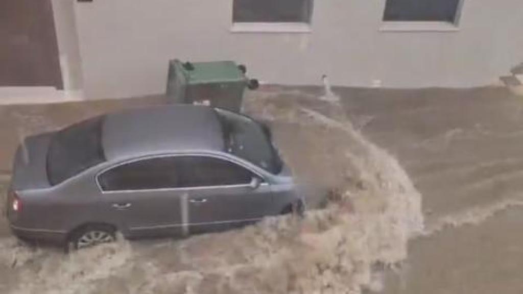 Imagen de un coche arrastrado por la fuerza del agua en Tarazona de la Mancha (Albacete).