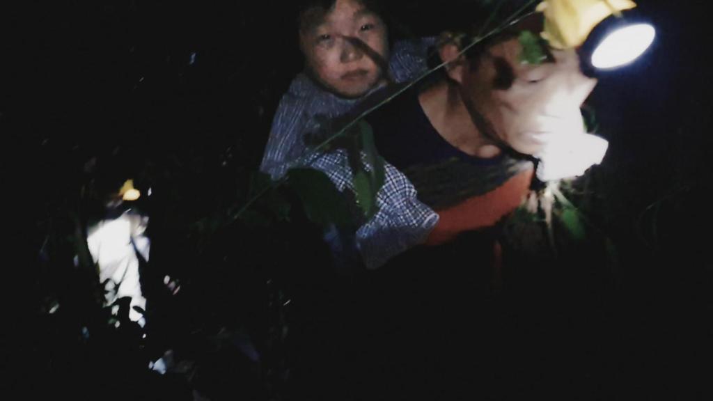 Desertores escapando de Corea del Norte, en un fotograma de la película documental Beyond Utopia.