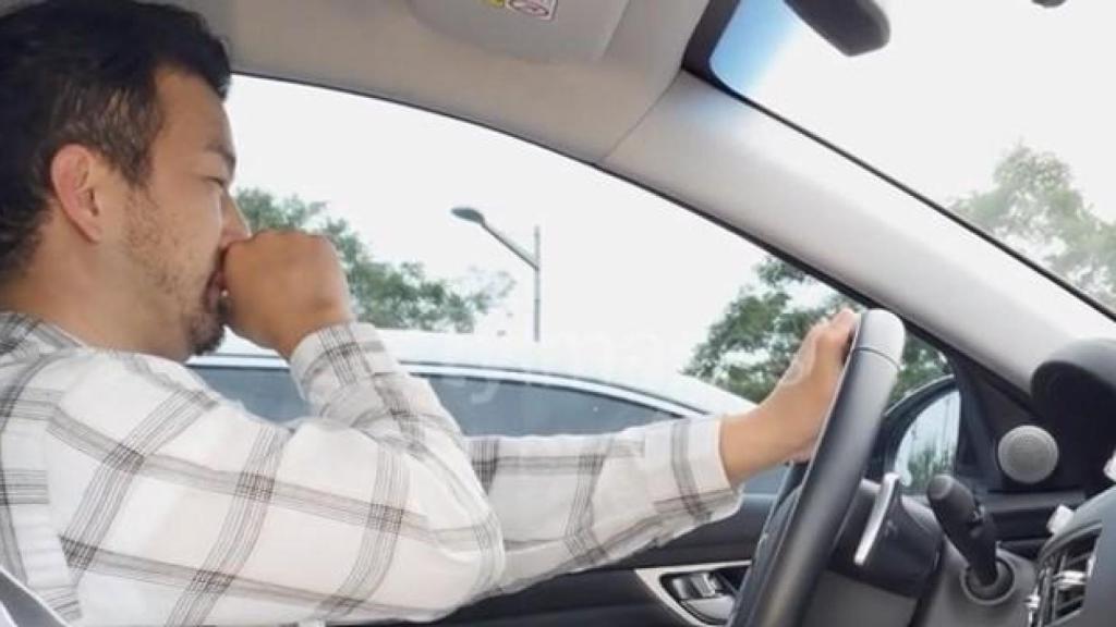 Imagen de un conductor con mal olor en el aire acondicionado.