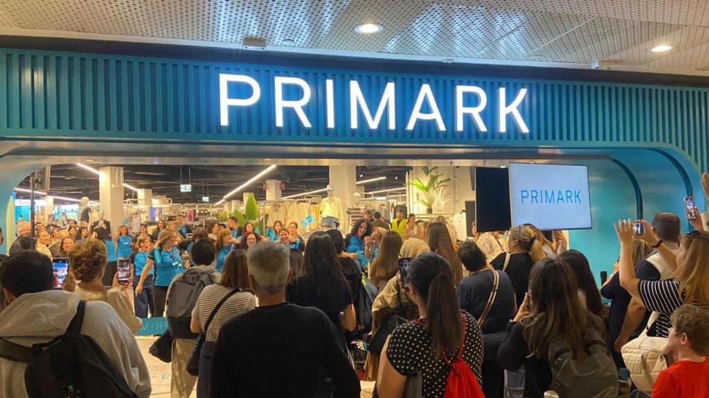 Espera de algunos clientes en la puerta.