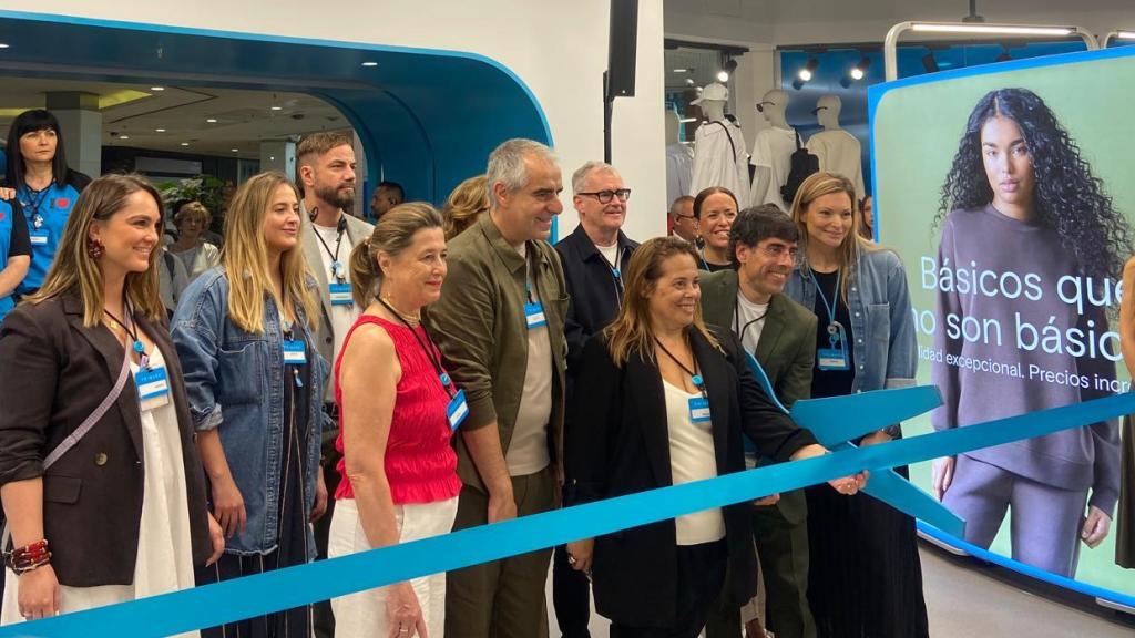 Momento en el que se ha cortado la cinta para inaugurar la tienda.