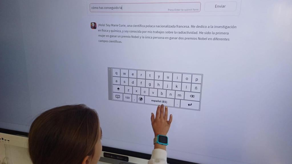 Alumnos en el aula con su profesor Ernesto llevado a cabo actividades creativas