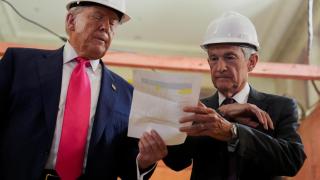 Donald Trump, presidente de Estados Unidos, pasa un documento al Jerome Powell, presidente de la Reserva Federal, durante una visita a un edificio del banco central que se está reformando.