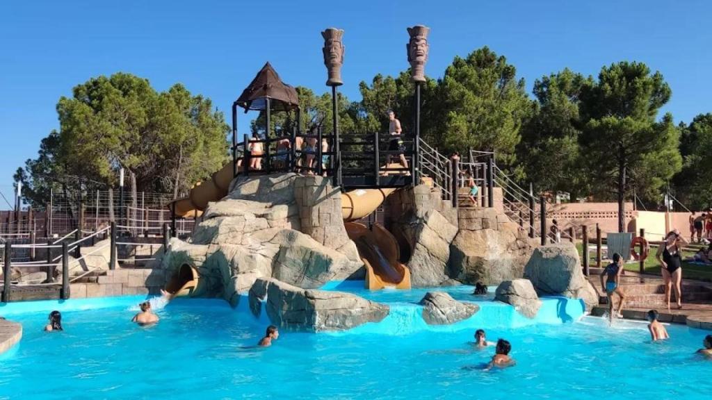Piscina con toboganes de un pueblo de Aragón.