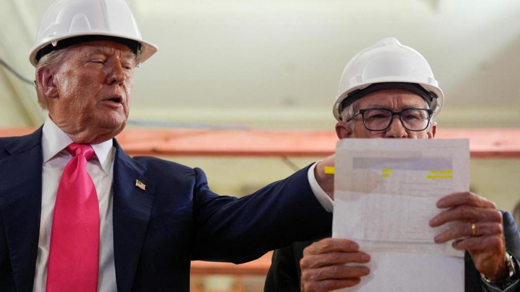 Donald Trump, presidente de EEUU, junto a Jerome Powell, presidente de la Fed, en una visita a un edificio en obras del banco central.