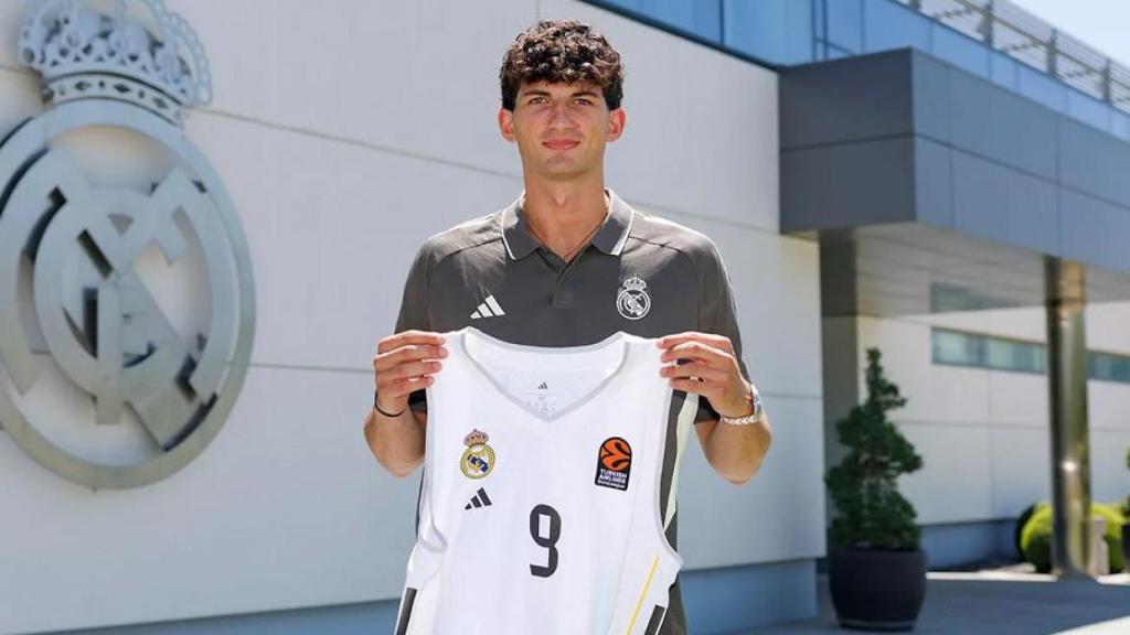 Gabriele Procida posa con la camiseta del Real Madrid.