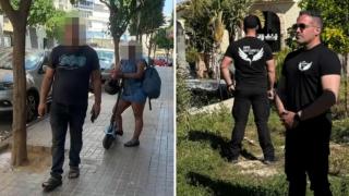 Los okupas del piso de Valencia y el mediador Antonio Plana.