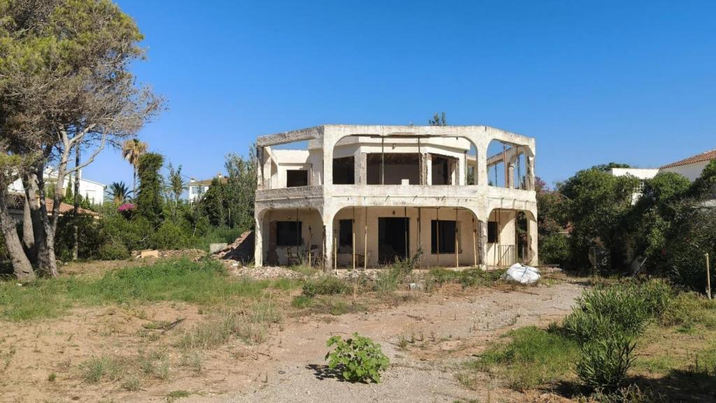 Vista del chalet en primera línea de playa que derribó parcialmente su propio dueño para echar al okupa.