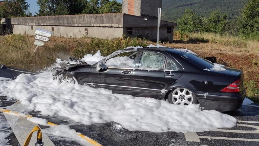 Vehículo quemado en Boiro.