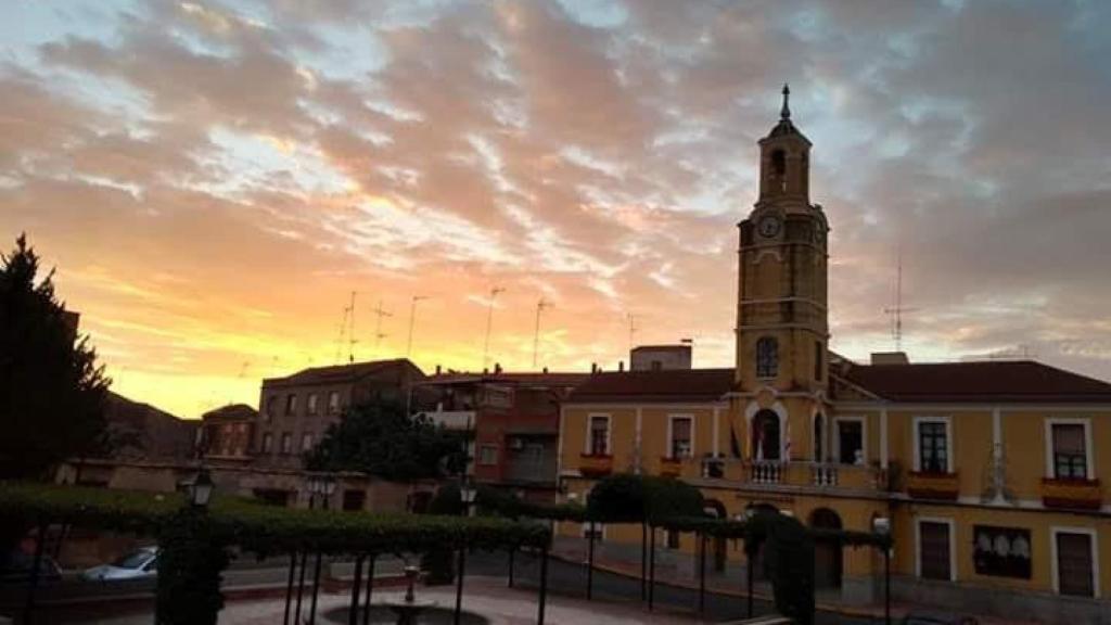 Plaza de Malagón donde se observa el Ayuntamiento