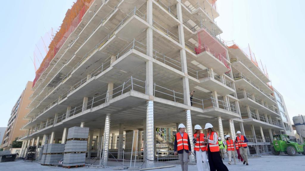 La alcaldesa de Zaragoza en su visita a las obras de construcción de 112 viviendas de alquiler asequible, en el barrio de Las Fuentes.