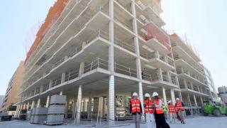 La alcaldesa de Zaragoza en su visita a las obras de construcción de 112 viviendas de alquiler asequible, en el barrio de Las Fuentes.