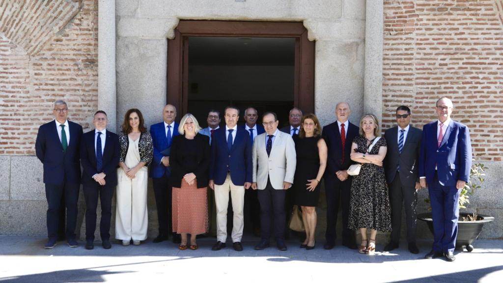 Consejeros del Cacyl, este viernes en Arévalo. En el centro, el alcalde de Arévalo, Vidal Galicia, acompañado a la derecha del presidente del Cacyl, Fernando Rodríguez Santocildes; y a la izquierda de la decana del Colegio de Abogados de Ávila, Sonsoles Jiménez.