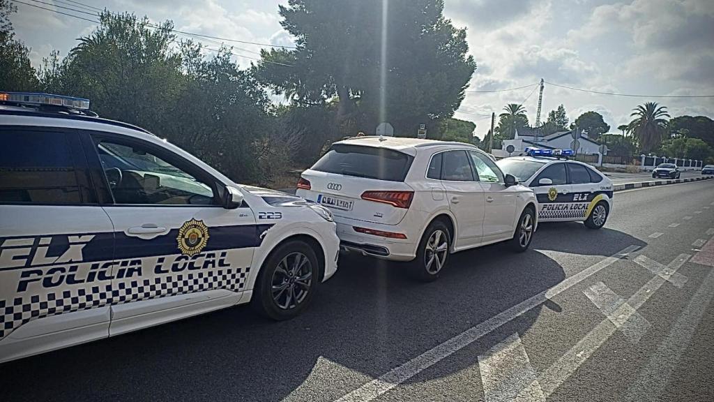 El coche de la mujer junto a la policía.