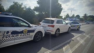 El coche de la mujer junto a la policía.