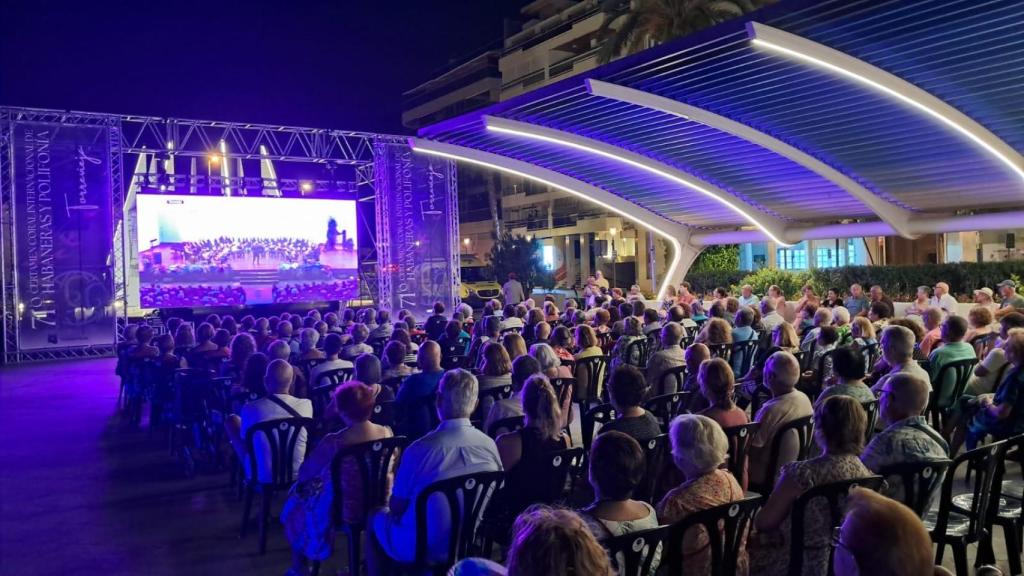 La pantalla gigante instalada en el paseo Vista Alegre.